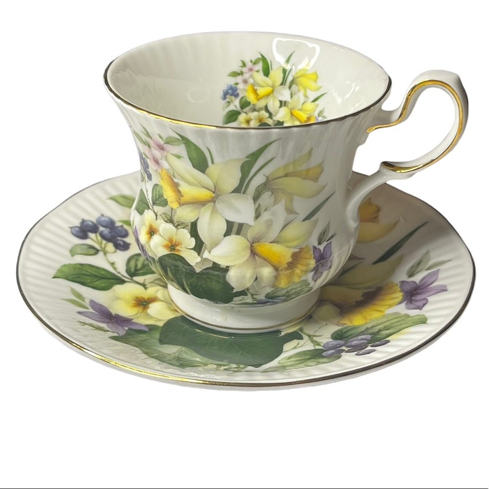 Vintage Queens Floral Tea Cup & Saucer flowers Bone china England